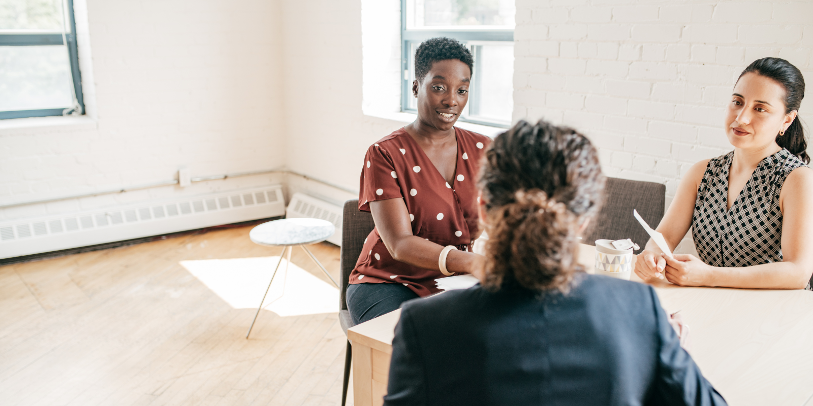 une femme qui passe un entretien avec deux femmes